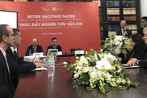 Cooperan Vietnam y Reino Unido en producción de vacunas contra gripe aviar y rabia