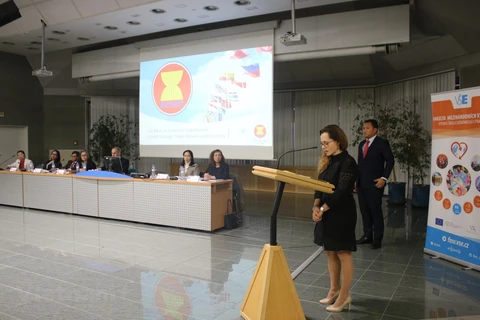 Participa Vietnam en coloquio en Praga sobre la ASEAN