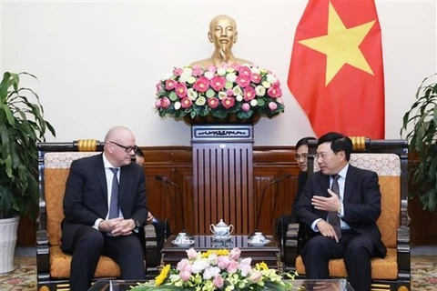 El viceprimer ministro y canciller vietnamita, Pham Binh Minh, recibe al secretario de Estado de la Oficina Federal de Relaciones Exteriores del país germano, Andreas Michaelis