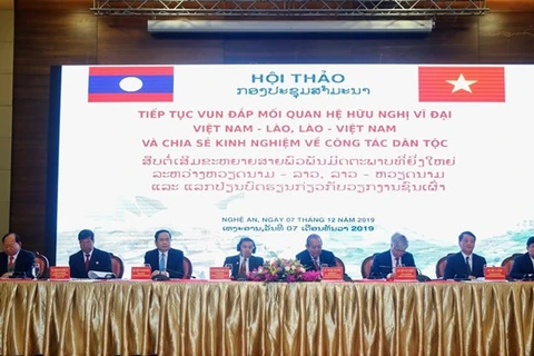 Vietnam y Laos comparten experiencias en trabajo étnico
