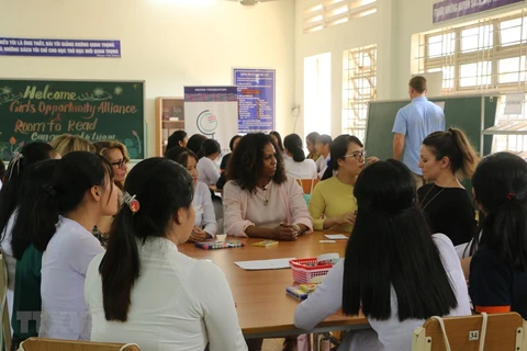 Promueve Michelle Obama asistencia a las adolescentes femeninas en Vietnam