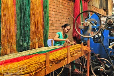 Promueve Vietnam oficio de elaboración de esteras tejidas Long Dinh