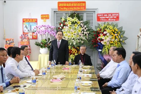 Felicita Frente de Patria de Vietnam a comunidad católica por Navidad