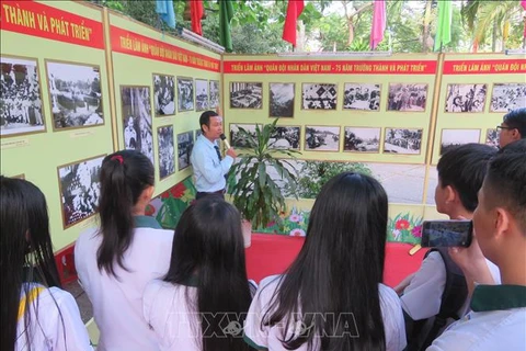 Celebra Can Tho exposiciones sobre Partido Comunista y Ejército Popular de Vietnam