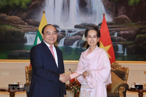 Dialogan primer ministro de Vietnam y asesora de Estado de Myanmar