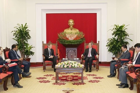 Alto funcionario partidista de Vietnam recibe a ejecutivos de Warburg Pincus y Nike