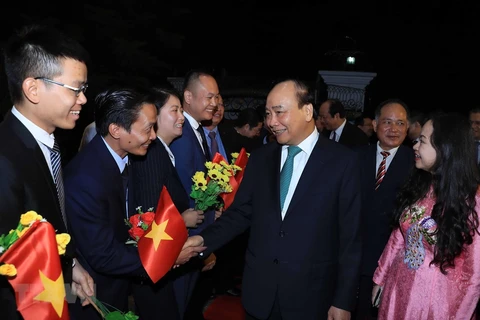 Primer ministro de Vietnam se reúne con comunidad coterránea en Myanmar