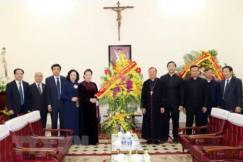 Felicita máxima legisladora de Vietnam a comunidad católica en ocasión de Navidad 