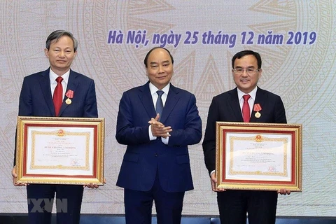Insta primer ministro de Vietnam a garantizar suministro electrónico en su país