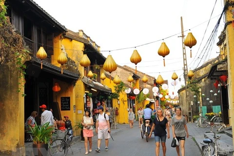 Recibe ciudad patrimonial de Hoi An a visitante extranjero número 4,6 millones 