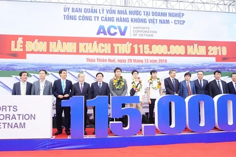 Recibe sector de aviación vietnamita al pasajero número 115 millones en 2019