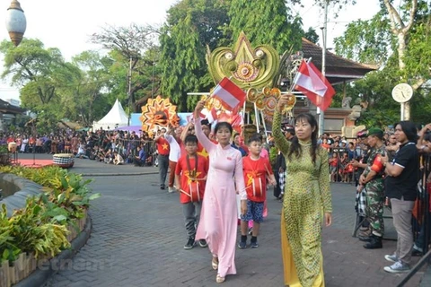 Realizan por primera vez desfile de Ao Dai en ciudad indonesia de Denpasar