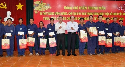 Frente de la Patria de Vietnam obsequia a trabajadores y personas menos favorecidas en ocasión del Tet
