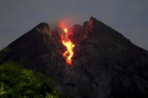 Erupción volcánica en Indonesia amenaza vida de pobladores