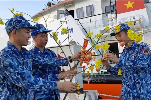  Envían en Vietnam regalos a soldados y pobladores en área isleña por motivo del Año Nuevo Lunar