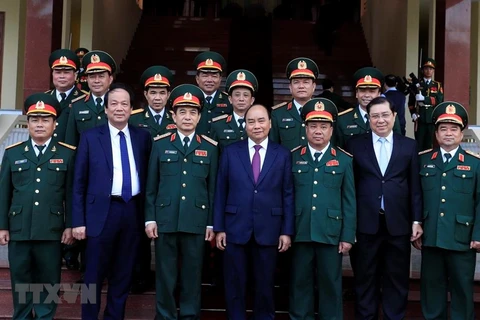 Premier de Vietnam supervisa disposición combativa de fuerzas armadas en el Tet