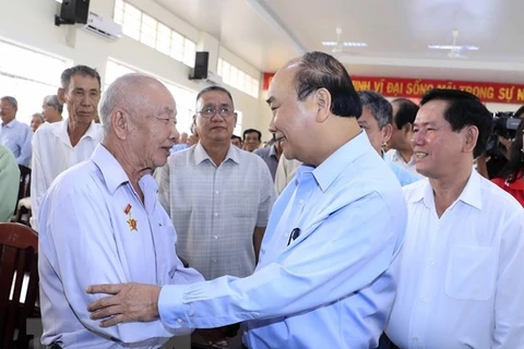 Premier vietnamita entrega regalos a personas desfavorecidas en ocasión del Tet