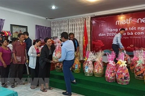 Obsequian regalos a familias vietnamitas menos favorecidas en Camboya 