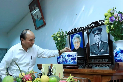 Premier vietnamita rinde homenaje póstumo a extintos dirigentes del país