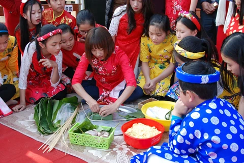 Ofrecen “Banh chung”, pastel típico del Tet, a niños desfavorecidos en Vietnam