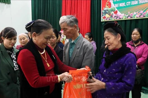 Entregan regalos del Tet a desfavorecidos en provincia vietnamita de Quang Tri