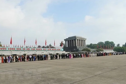 Gran número de personas rinde homenaje al Presidente Ho Chi Minh en el Tet