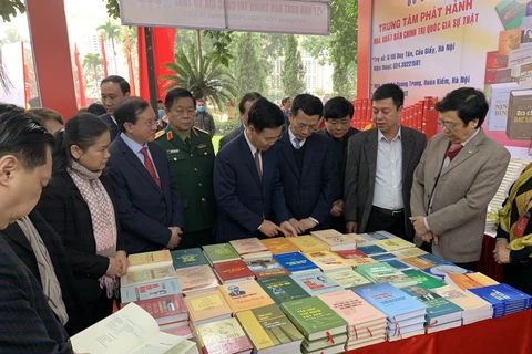 Abre puertas en Hanoi exposición de libros sobre fundación del Partido Comunista de Vietnam