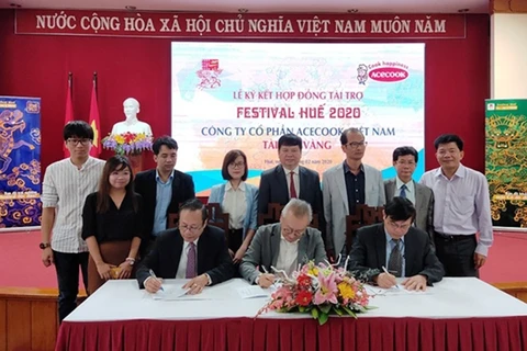  Firman acuerdo de patrocinio para Festival Hue 2020 en Vietnam