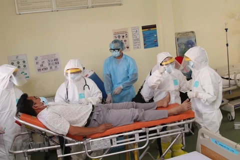 Ciudad vietnamita pone en funcionamiento hospital de campaña para hacer frente a coronavirus