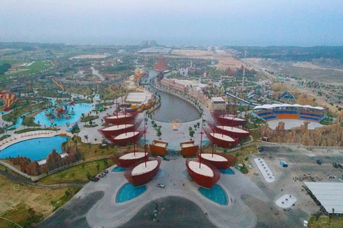 Atractivo escenario del complejo Vinpearl Land Nam Hoi An en Vietnam