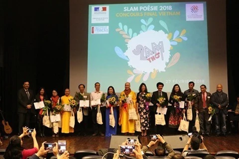 Lanzan en Vietnam concurso de poesía en formato “slam”