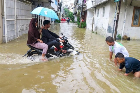 Indonesia invierte casi 1,5 millones de dólares para reducir riesgo de inundación
