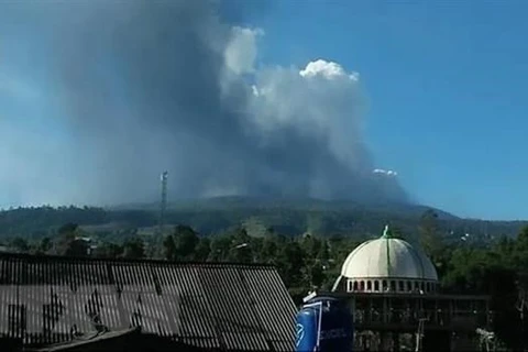 Indonesia suspende actividades de aeropuerto en isla de Java por erupción volcánica