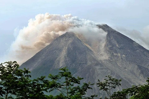Erupción volcánica obliga a cierre de aeropuerto en Indonesia