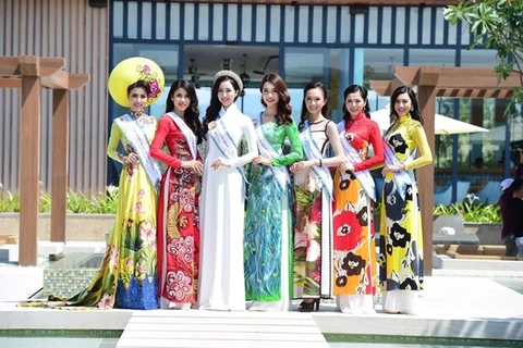 Turistas con Ao Dai disfrutan de entrada gratuita en ciudadela imperial de Hue 