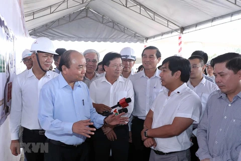 Inspecciona premier de Vietnam construcción de obra de transporte clave en región meridional 