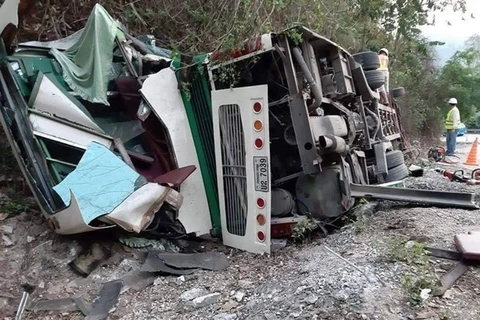 Dos vietnamitas fallecen en accidente de autobús en Laos
