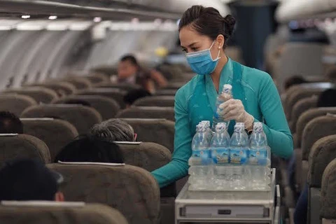 Pasajeros deberán llevar mascarillas sanitarias en vuelos y aeropuertos de Vietnam