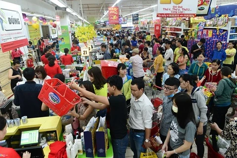 Ventas aumentan en supermercados pero cayen en "mercados mojados" en Vietnam