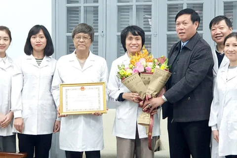 Reconocen a mujeres científicas en Vietnam por sus aportes en investigación de la influenza