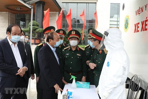 Premier vietnamita destaca esfuerzos del ejército en lucha contra COVID-19