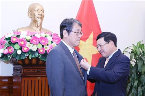 Honran a saliente embajador de Japón en Vietnam con Orden de Amistad