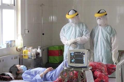 Encomia premier de Vietnam aportes del personal médico en lucha contra COVID-19