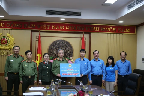 Trabajadores en Vietnam aportan su granito a lucha contra COVID-19