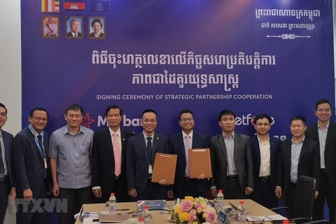 Fortalecen cooperación entre filiales de empresa y banco vietnamitas en Camboya