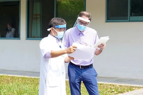Dan de alta a paciente británico de COVID-19 en provincia central de Vietnam