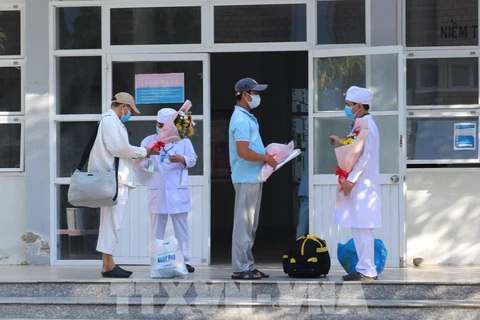 Pacientes de COVID-19 reciben alta médica en provincia vietnamita