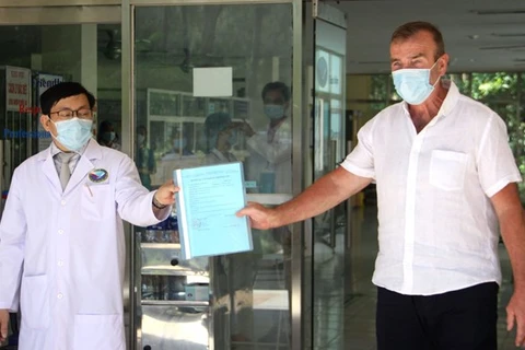 Más paciente de coronavirus dado de alta del hospital en Vietnam