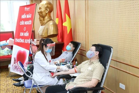 Funcionarios de organización partidista se suman a la campaña de donación de sangre 