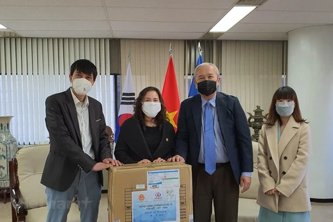 Donan mascarillas a vietnamitas residentes en Corea del Sur
